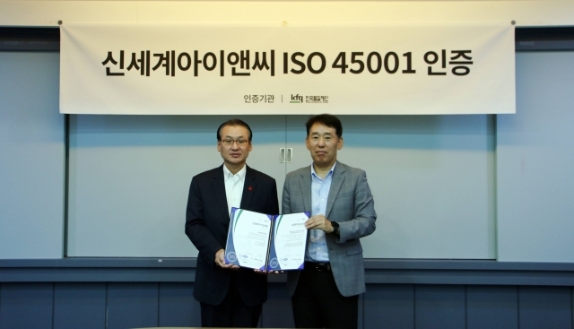 ISO45001 인증서 수여식에서 형태준 신세계아이앤씨 대표(왼쪽)와 송지영 한국품질재단 대표(오른쪽)가 기념촬영을 진행하고 있다. [ⓒ신세계아이앤씨]