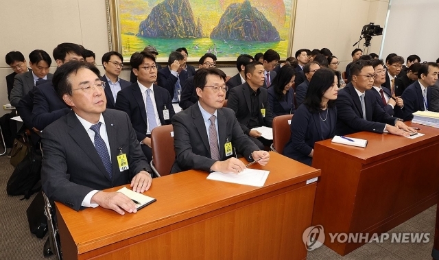 11일 여의도 국회에서 금융위원회 국정감사가 열렸다. 사진은 홍원식 하이투자증권 대표(앞줄 왼쪽), 김덕환 현대카드 대표(앞줄 왼쪽 두번째), 마크 리 애플코리아 영업총괄사장(앞줄 왼쪽 네번째) 등이 증인으로 출석해 있는 모습. ⓒ연합뉴스