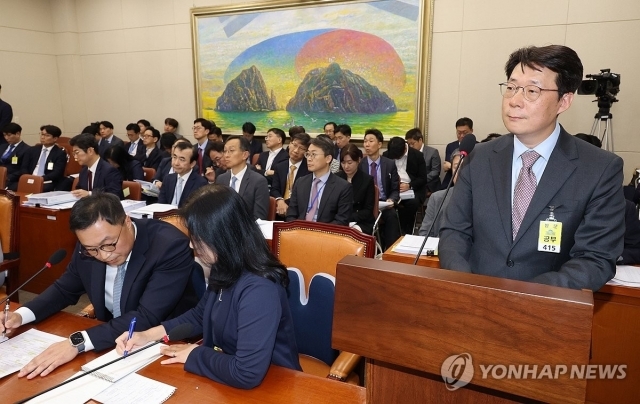 김덕환 현대카드 대표(오른쪽 첫번째)가 지난 11일 국회 정무위원회 국정감사에서 질의를 듣고 있다. ⓒ연합뉴스