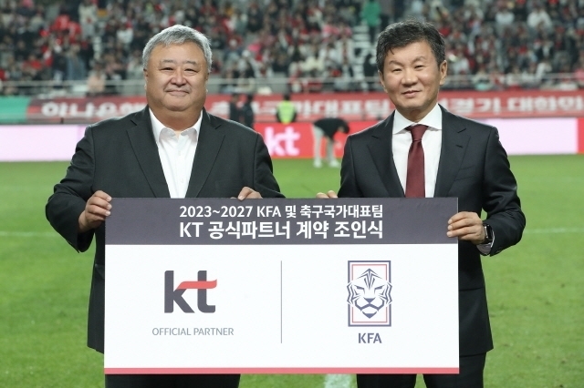 KT Customer부문 이현석 부문장과 대한축구협회 정몽규 회장이 기념 촬영을 하고 있는 모습 [ⓒ KT]