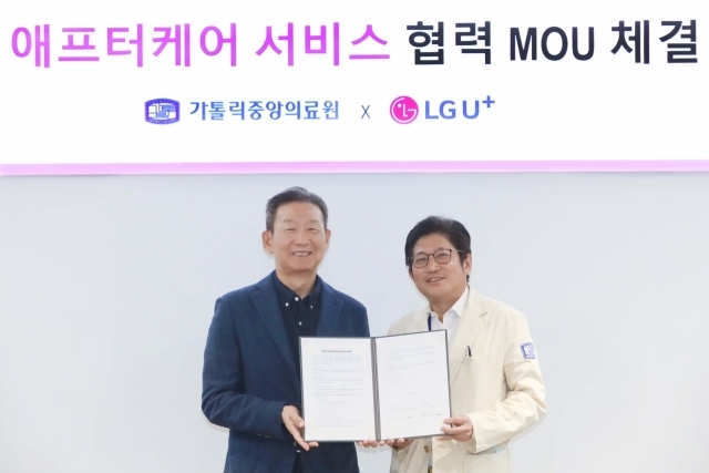 LG유플러스는 가톨릭중앙의료원과 애프터케어 서비스 플랫폼 관련 업무협약을 체결하고 퇴원 환자를 꾸준히 관리할 수 있는 DX 플랫폼을 개발한다고 17일 밝혔다. 사진은 16일 오후 서울 서초구 가톨릭대학교 성의교정 옴니버스파크에서 진행된 업무 협약식에서 황현식 LG유플러스 CEO(왼쪽)와 김대진 가톨릭중앙의료원 정보융합진흥원장이 기념 촬영을 하는 모습. [Ⓒ LG유플러스]