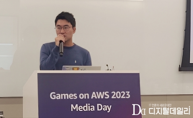 박윤 AWS코리아 게임테크 총괄 매니저가 23일 AWS코리아 오피스에서 열린 ‘게임즈 온(Games on) AWS2023’ 미디어 데이를 통해 ‘2024, 게임을 위한 진화, 서버리스, 그리고 AI’를 주제로 발표하고 있다.