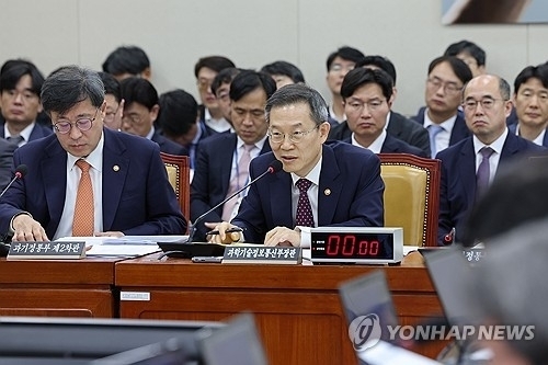 이종호 과학기술정보통신부 장관이 27일 국회에서 열린 과학기술정보방송통신위원회 국정감사에 참석해 의원 질의에 답하고 있다. [ⓒ 연합뉴스]