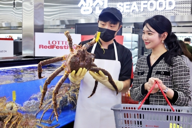 제타플렉스 서울역점 수산매장에서 반값 킹크랩을 보고있는 고객 모습 [ⓒ 롯데쇼핑]