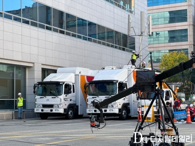 2일 오후 대전 서구에 위치한 SK텔레콤 둔산사옥에서 화재 사고 발생을 가정한 재난대응 모의훈련 '2023년도 안전한국훈련'이 실시되고 있다. 사진은 이동기지국 설치 모습 [Ⓒ 디지털데일리]