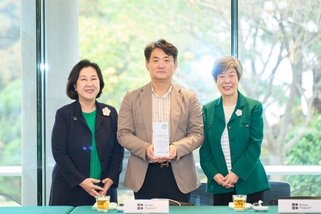 이화여자대학교 자회사형 장애인 표준사업장에 방문한 김정호 브라이언임팩트재단 이사장(중앙)과 김은미 이화여대 총장(왼쪽), 장명수 이화여대 이사장(오른쪽) [ⓒ 브라이언임팩트]