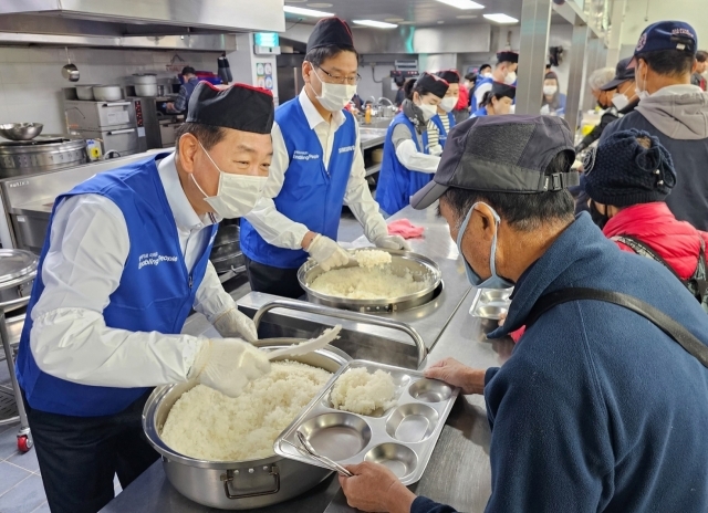 한종희 삼성전자 부회장(왼쪽) 등 삼성전자 임직원들이 지난 6일 경기 성남시 사회복지 기관 '안나의 집'에서 노숙자 대상 배식 봉사에 참여하고 있다. [사진=삼성전자]