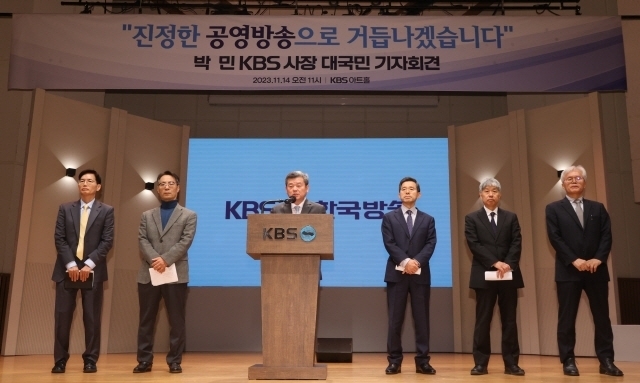 박민 사장은 14일 서울 여의도 KBS 아트홀에서 기자회견을 열어 공영방송으로서 핵심 가치인 공정성을 훼손해 신뢰를 잃어버린 상황에 깊은 유감을 표하며 정중히 사과한다고 밝혔다. [ⓒ 연합뉴스]