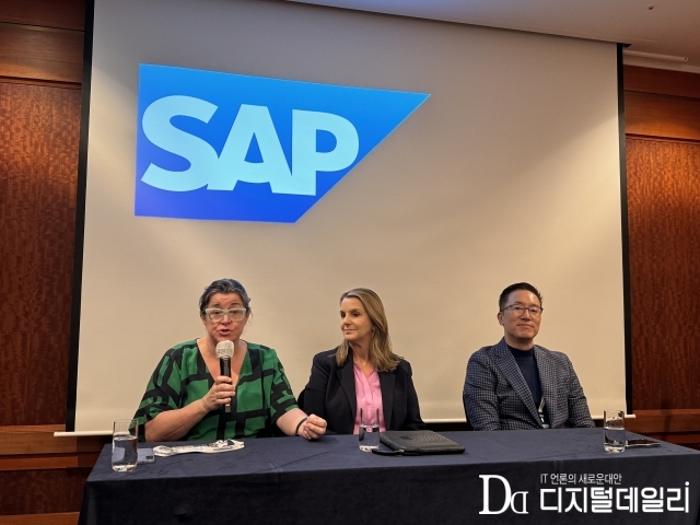 q16일 서울 강남구 그랜드 인터컨티넨탈 서울 파르나스에서 열린 SAP 'HR 커넥트' 기자간담회 현장. (왼쪽부터) 스테이시 채프먼 SAP 석세스팩터스 데이터 및 분석제품 관리 그룹 부사장, 안젤라 콜라투오노 SAP 석세스팩터스 아태지역 총괄, 박세진 SAP 석세스팩터스 국내 총괄 본부장. [ⓒ 디지털데일리]