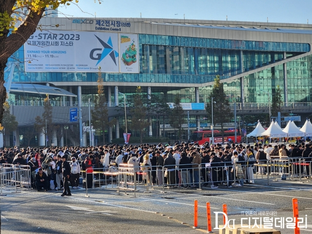 지스타 2023 개막 둘째 날인 11월17일, 입장 1시간을 앞두고 대기열이 길게 늘어서있다.