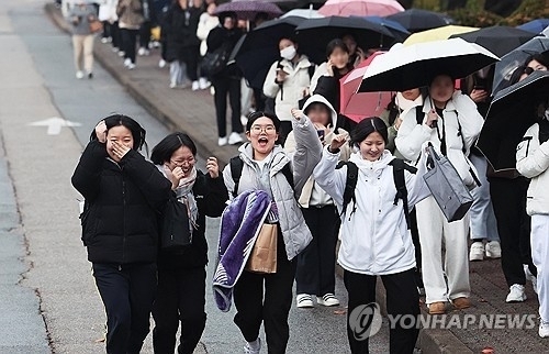 2024학년도 대학수학능력시험일인 16일 오후 시험을 마친 수험생들이 환하게 웃으며 시험장을 나오고 있다. [ⓒ 연합뉴스]