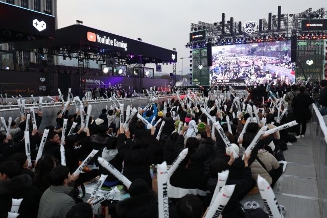 19일 광화문 광장에서 롤드컵 응원전이 펼쳐지고 있다. [ⓒ연합뉴스]