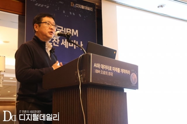 11월21일 진행된 'AI와 데이터로 미래를 개척하라: IBM으로의 초대' 세미나에서 IBM API 커넥트에 대해 소개 중인 한국IBM 김홍석 실장