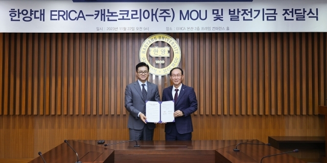 이기정 한양대학교 총장(좌)와 박정우 캐논코리아 대표 MOU 체결식 현장