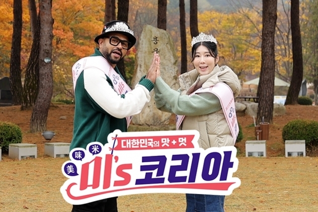 딜라이브TV 지역특화 예능 '미스코리아'의 MC를 맡은 방송인 럭키(왼쪽)와 사유리가 사진 촬영에 임하고 있다. [ⓒ 딜라이브]