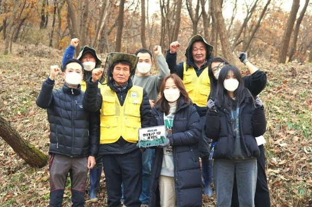 성남시 위례근린공원 일대 산림서 생태계교란 식물 제거 활동 중인 안랩 임직원 ⓒ안랩