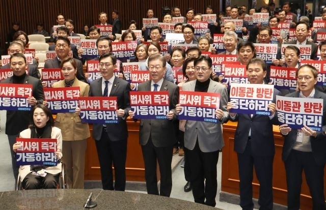 30일 국회에서 본회의 전 열린 더불어민주당 의원총회에서 이재명 대표와 홍익표 원내대표 등이 피케팅을 하고 있다. [ⓒ 연합뉴스]