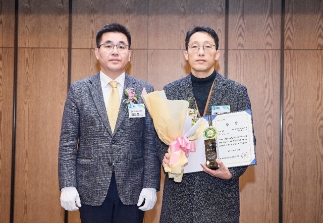 김성균 한국금거래소디지털에셋 플랫폼사업부 본부장(오른쪽)이 수상 후 기념촬영을 하고 있다. [ⓒ한국금거래소디지털에셋]