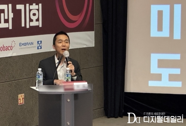 김지현 SK 부사장이 1일 열린 '한국미디어경영학회 2023년 추계 정기학술대회'에서 '생성형 AI로 인한 미디어 산업의 기회와 혼란'이라는 주제로 키노트 스피치를 진행하고 있다. [ⓒ 디지털데일리]