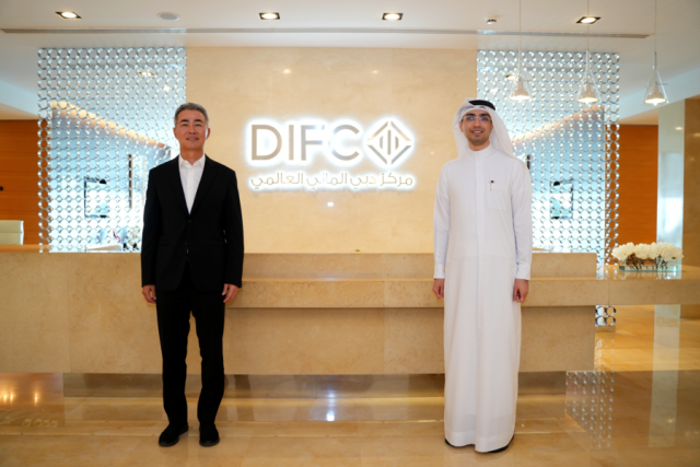 UAE 두바이 DIFC를 방문한 위메이드 장현국 대표(좌), 모하메드 알부쉬 DIFC 이노베이션 허브 대표. [ⓒ위메이드]