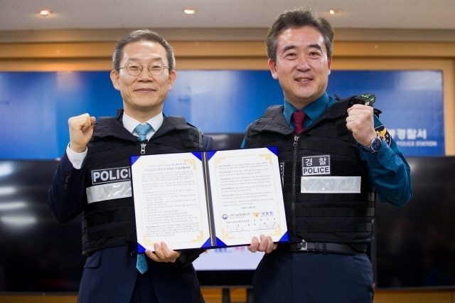 이종호 과학기술정보통신부 장관과 윤희근 경찰청장이 6일 오후 서울 도봉구 도봉경찰서에서 열린 '과학기술 및 디지털을 통한 민생현장 소통' 에서 '과학기술정보통신부-경찰청 업무협약서' 서명을 마치고 기념촬영 하고 있다. [ⓒ 과학기술정보통신부]