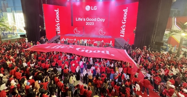 LG전자가 인도네시아 자카르타에서 인도네시아 내 5개 법인 임직원과 가족들을 초청해 Life's Good Day 캠페인을 진행했다. 인도네시아 법인의 33주년 기념 행사로 열린 캠페인에는 직원 및 가족 6,500여 명이 참석해 Life's Good 메시지를 공유하는 시간을 가졌다. [사진=LG전자]