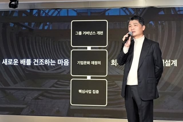 김범수 카카오 경영쇄신위원장이 2023년 12월11일 오후 경기도 성남시 분당구 카카오판교아지트에서 진행된 임직원 간담회인 ‘브라이언톡’에서 발언하고 있다 [ⓒ 카카오]