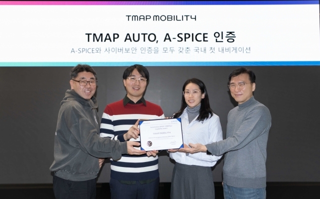 우상봉 티맵모빌리티 Tech&Solution 리더(왼쪽부터)와 이춘근 Tech&Solution 매니저, 김성미 Mobility QE 매니저, 최상호 Mobility QE 리더가 18일 ‘TMAP AUTO, A-SPICE 인증’ 획득 후 기념 촬영을 하고 있다. [ⓒ 티맵모빌리티]