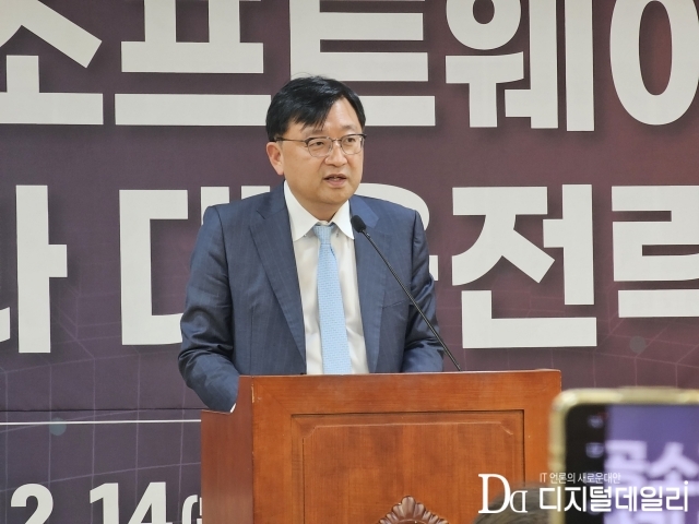 12월14일 국회 의원회관에서 진행된 공공SW사업 환경 개선을 위한 정책 토론회에서 발언 중인 조준희 KOSA 회장