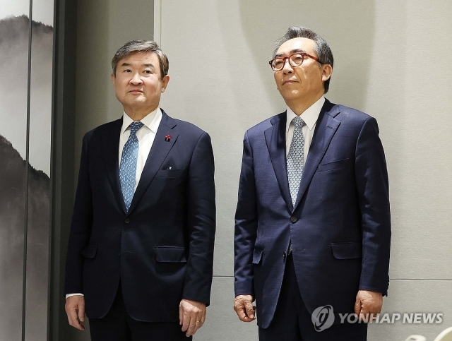 국가정보원장 후보자로 지명된 조태용 국가안보실장(왼쪽). 19일 서울 용산 대통령실 청사에서 열린 김대기 대통령 비서실장의 인선안 발표 브리핑에 참척한 모습. ⓒ연합뉴스