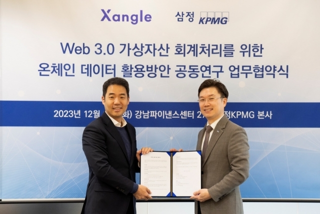 삼정KPMG 박성배 부대표(우)와 쟁글 이현우 공동 대표(좌)가 19일 역삼동 강남파이낸스센터 삼정KPMG 본사에서 가상자산 회계처리 위한 온체인 데이터 연구 업무협약을 체결하고 기념촬영을 하고 있다. (제공/삼정KPMG)