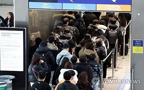 크리스마스 연휴가 시작된 지난 22일 오전 인천국제공항 1터미널 출국장이 여행객들로 북적이고 있다 [ⓒ 연합뉴스]