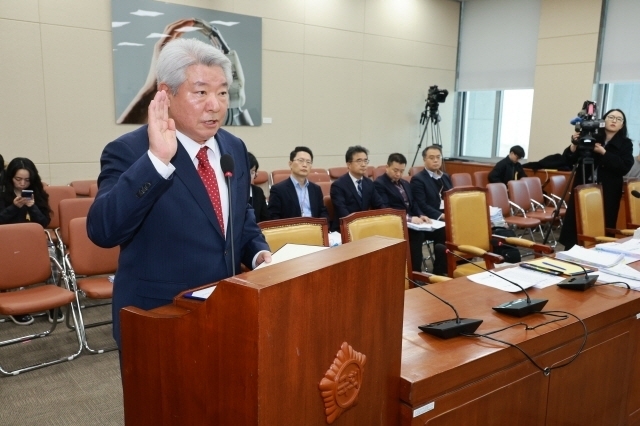 김홍일 방송통신위원장 후보자가 27일 오전 서울 국회에서 열린 인사청문회에서 선서하고 있다 [ⓒ 연합뉴스]