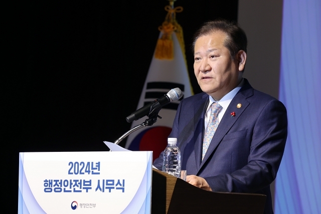 이상민 행정안전부 장관이 2일 정부세종청사에서 열린 2024년도 자체 시무식에서 신년 인사말을 하고 있다. [Ⓒ 연합뉴스]