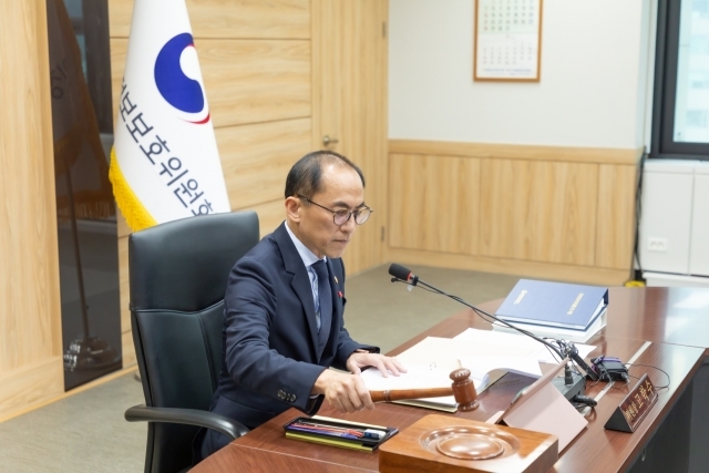 고학수 개인정보보호위원회 위원장이 10일 서울 종로구 정부서울청사에서 2024년 제1회 전체회의 개회를 알리고 있다. [ⓒ 개인정보보호위원회]