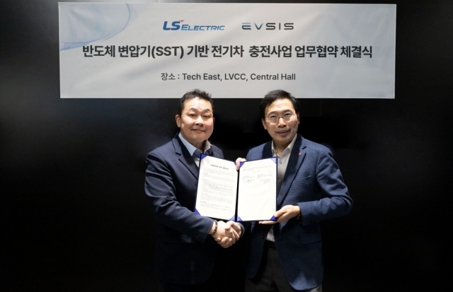 EVSIS는 지난 10일 세계 최대 가전·정보기술(IT) 전시회인 CES 2024에서 LS일렉트릭과 반도체 변압기(SST, Solid State Transformer) 기반 메가와트 차세대 충전기 개발 관련 업무 협약을 맺었다고 11일 밝혔다. [Ⓒ 롯데정보통신]