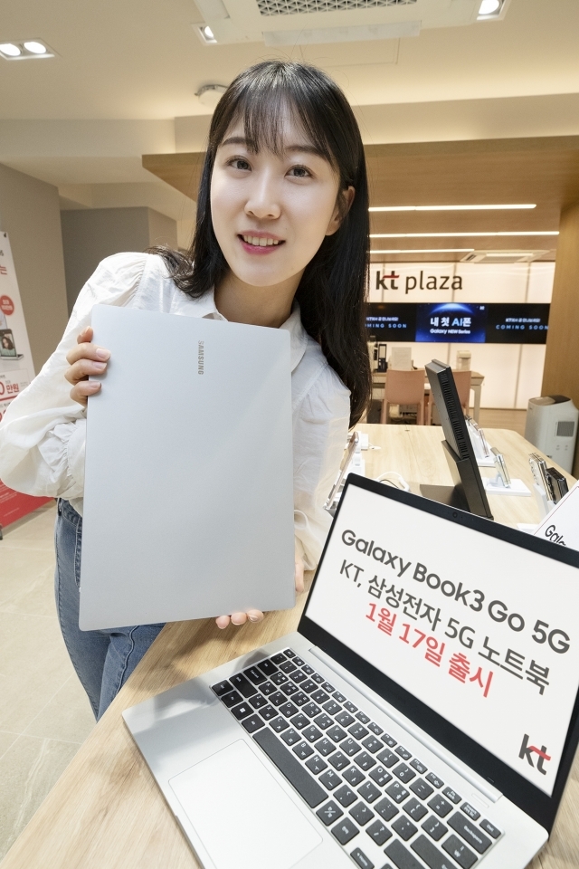 KT가 전국 KT 매장과 공식 온라인몰 KT닷컴에서 삼성전자 노트북 ‘갤럭시북3 GO 5G’를 공식 출시한다고 17일 밝혔다. [ⓒ KT]