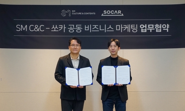 지난 18일 오후 서울 디타워 서울숲 SM C&C 본사에서 쏘카 박재욱 대표(오른쪽), SM C&C 남궁철 대표(왼쪽) 등이 업무협약식을 마치고 기념 촬영을 하고 있다 [ⓒ 쏘카]