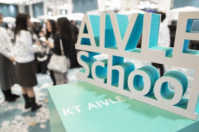 KT가 18일 청년 AI인재양성 프로그램 KT 에이블스쿨(KT AIVLE School) 4기 교육생의 취업을 지원하기 위해 잡페어(Job Fair)를 개최했다. 사진은 18일 서울 송파구 소피텔 앰배서더 서울 KT 에이블스쿨 잡페어 현장에서 에이블스쿨 4기 교육생들이 채용 정보를 얻고 있는 모습. [Ⓒ KT]