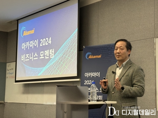 이경준 아카마이 코리아 대표가 23일 서울 강남구 본사 사무실에서 열린 '2024 비즈니스 모멘텀' 기자 간담회에서 올해 전략을 소개하고 있다.