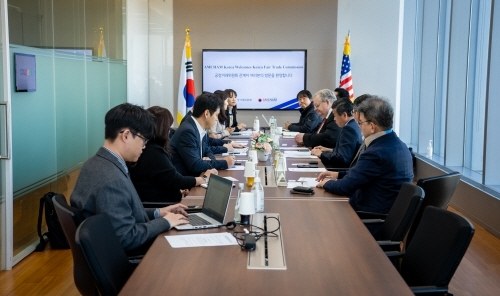 육성권 공정거래위원회 사무처장이 제임스 김 주한미국상공회의소(암참) 회장을 만나 플랫폼 공정거래 촉진법(플랫폼법)에 대한 의견을 듣고 있다. [ⓒ 공정거래위원회]