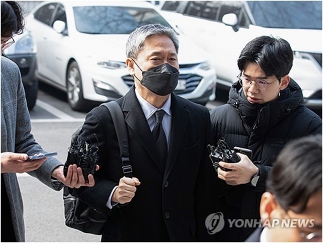 김성수 카카오엔터테인먼트 대표가 1일 오후 서울남부지법에서 열린 특정경제범죄가중처벌법상 배임, 범죄수익은닉규제법 위반 등 혐의에 대한 구속 전 피의자 심문(영장실질심사)를 받기 위해 출석하고 있다. 2024.2.1 / [ⓒ연합뉴스]