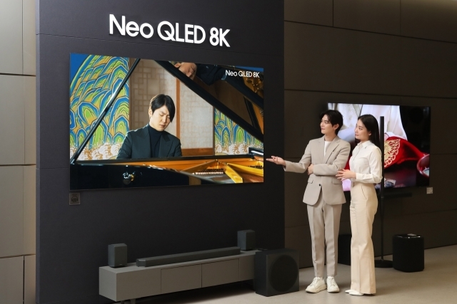 삼성전자 모델이 삼성스토어 대치점에서 Neo QLED 8K TV로 파이니스트 조성진의 8K 라이브 연주 영상을 감상하고 있다. [ⓒ삼성전자]