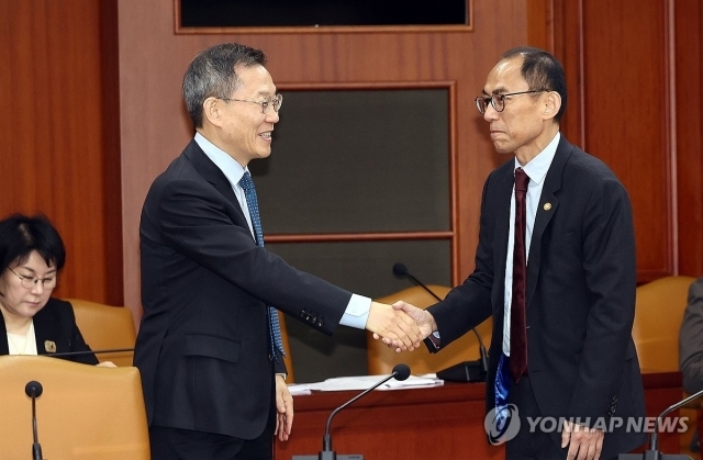 이종호 과학기술정보통신부 장관(왼쪽)과 고학수 개인정보보호위원장(오른쪽)이 2023년 11월15일 정부서울청사에서 열린 비상경제장관회의 겸 수출투자대책회의에서 인사하고 있는 모습. [ⓒ연합뉴스]