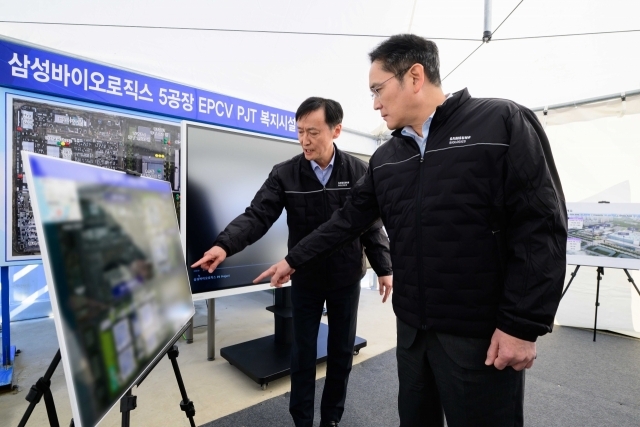 삼성바이오로직스 인천사업장을 찾은 이재용 회장이 5공장 건설 현장에서 관계자 브리핑을 듣고 있다. [ⓒ삼성전자]