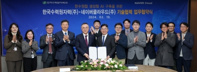 네이버클라우드와 한국수력원자력이 생성형 AI 구축을 위한 업무협약을 체결한 모습. (가운데 왼쪽부터) 황주호 한국수력원자력 사장, 김유원 네이버클라우드 대표 [Ⓒ 네이버클라우드]