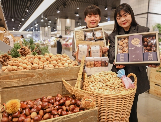 20일 오전, 서울 강남구에 위치한 현대백화점 무역센터점 식품관에서 직원들이 정월대보름 부럼 상품을 소개하고 있다. [ⓒ현대백화점]