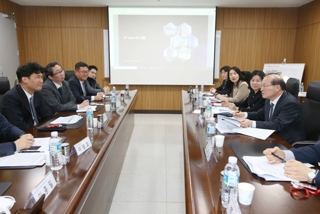 이상인 방송통신위원회 부위원장이 KT클라우드 인터넷데이터센터(목동IDC2센터) 현장에서 불법스팸 대응책을 논의하고 있다. [ⓒ 방송통신위원회]