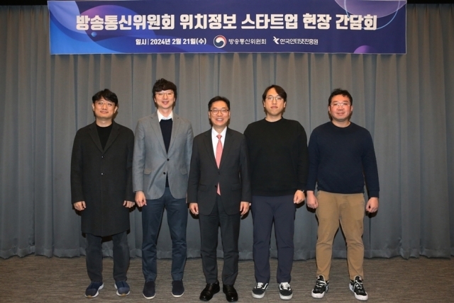 왼쪽부터 신광업 별따러가자 이사, 김재승 모빌테크 대표, 조성은 방통위 사무처장, 김태엽 파파야 대표, 유승환 더그리트 이사. [ⓒ 방송통신위원회]