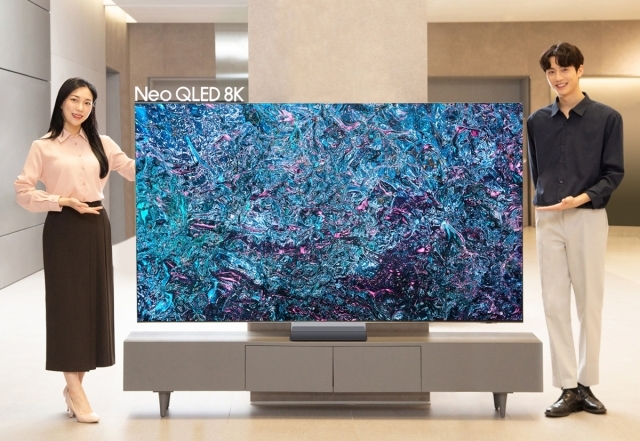 삼성전자 모델이 삼성스토어 대치점에서 2024형 네오 QLED 8K 85형 제품을 소개하고 있다.